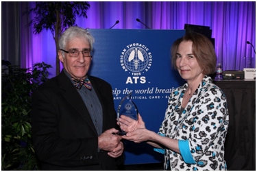 Dr. Lee B. Reichman receiving 2012 World Lung Health Award